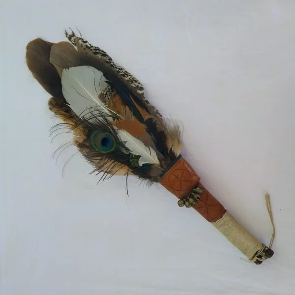 Abanico ritual de plumas y cuero