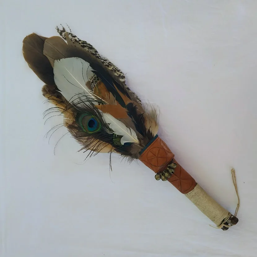 Abanico ritual de plumas y cuero