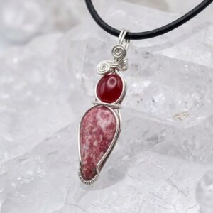 Colgante de Thulita y Jade Rojo.